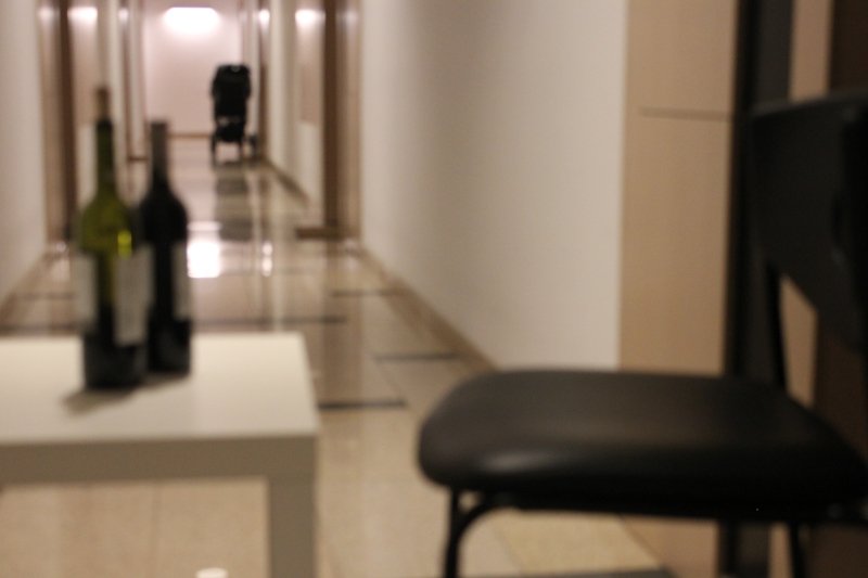 Piją drinki na korytarzu podczas epidemii Piją drinki na korytarzu podczas epidemii