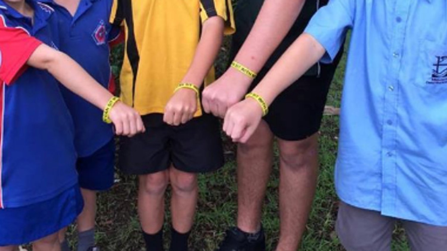 Żółte opaski to część akcji "You can sit with me".