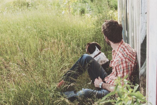 Fot. Pixabay / [url=https://pixabay.com/en/man-and-dog-countryside-dog-man-1149400/]Unsplash[/url]/[url=https://pixabay.com/en/service/terms/#usage]CC0 Public Domain[/url][/b]