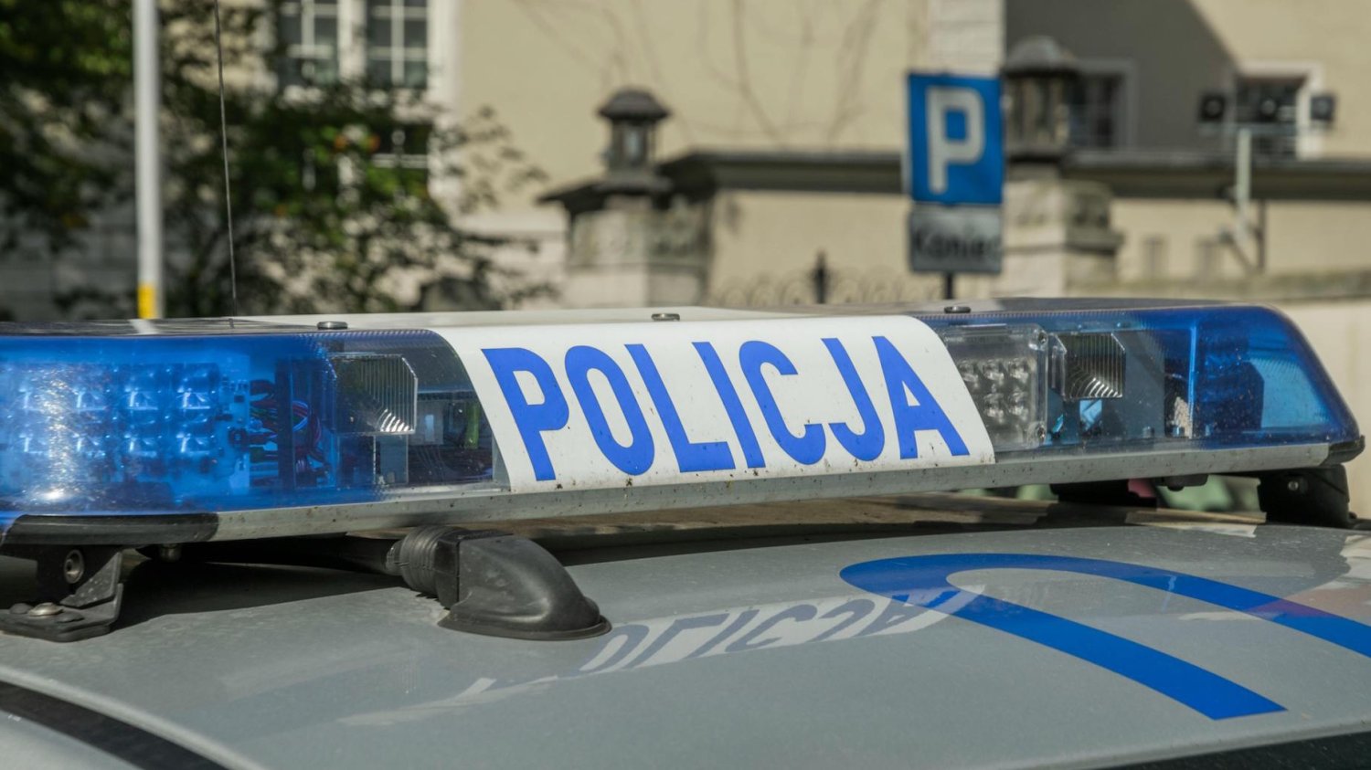 Dwuletnia dziewczynka uciekła od pijanej matki. Kobieta dostała zakaz zbliżania się do dziecka Na zdjęciu radiowóz.