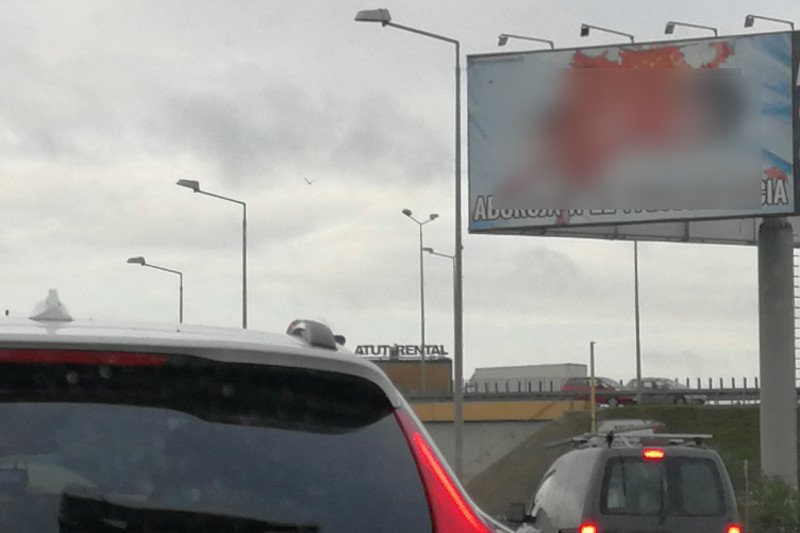 Plakaty prolajferów są na ulicach miast. Dzieci zmuszone są patrzeć na to.