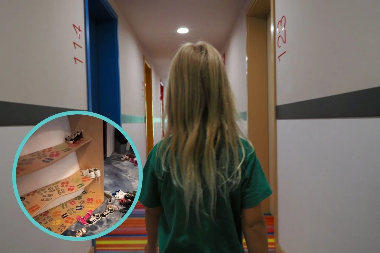 dziecko idzie hotelowym korytarzem