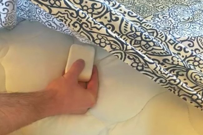 Mydło pod pościelą?