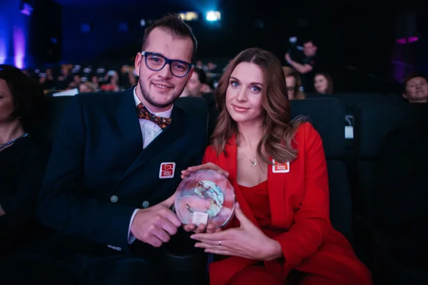 „To nagroda wszystkich wolontariuszy” – mówiła Julia. Na zdjęciu z Krystianem Stopką ze Stowarzyszenia Wiosna