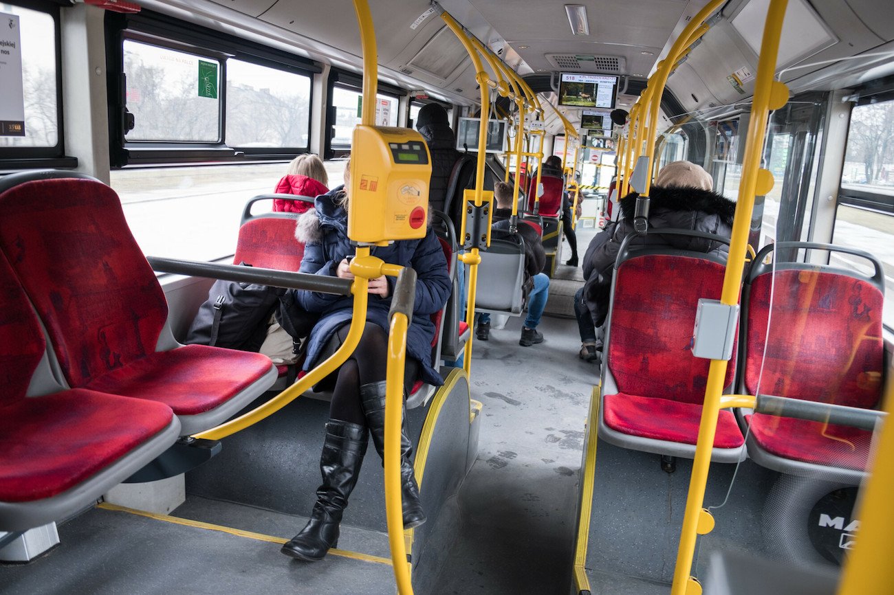wnętrze miejskiego autobusu wnętrze autobusu