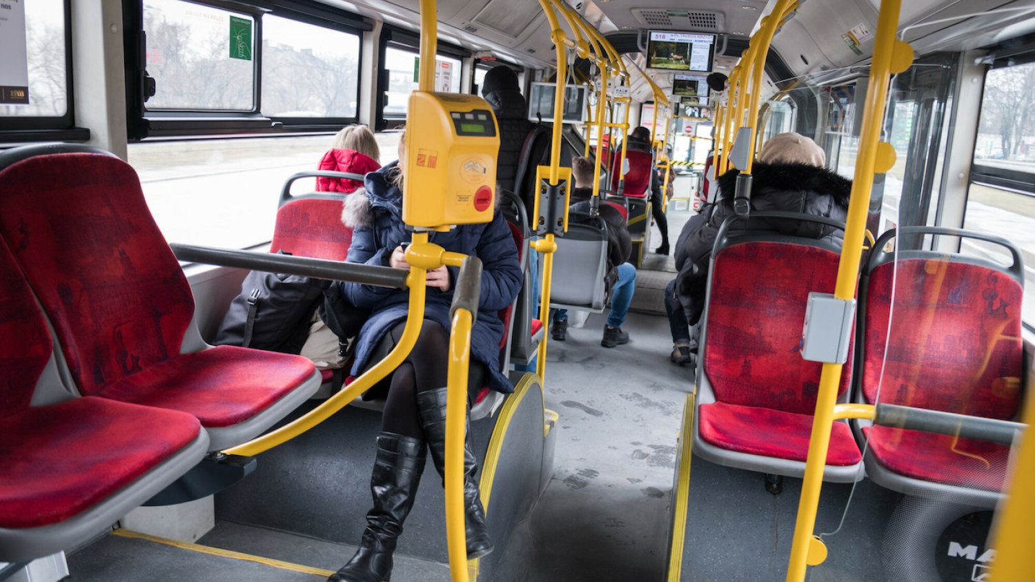 wnętrze miejskiego autobusu wnętrze autobusu