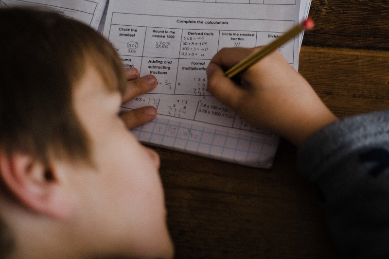 Zakaz uczenia liczenia i pisania w domach