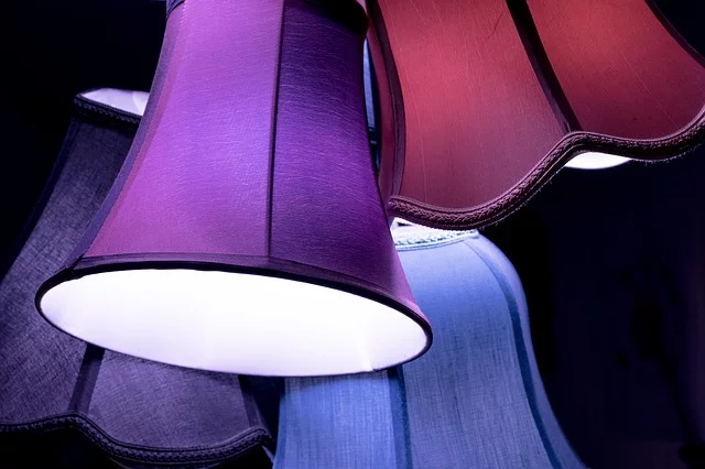 Fot. Pixabay/[url=http://pixabay.com/pl/lampa-klosz-lampa-sto%C5%82owa-%C5%9Bwiat%C5%82o-580378/]blickpixel[/url] / [url=http://bit.ly/CC0-PD]CC0 Public Domain[/url]