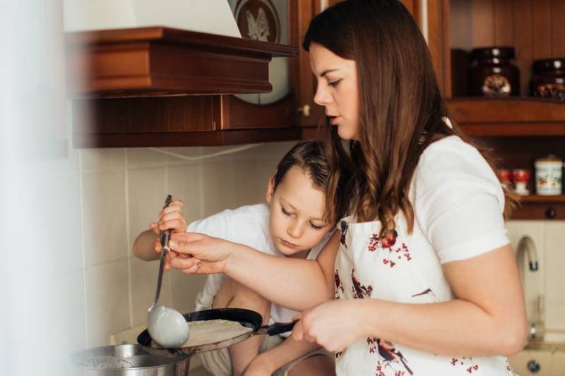 Kilkulatka wyganiasz z kuchni? Wychowujesz niesamodzielne dziecko