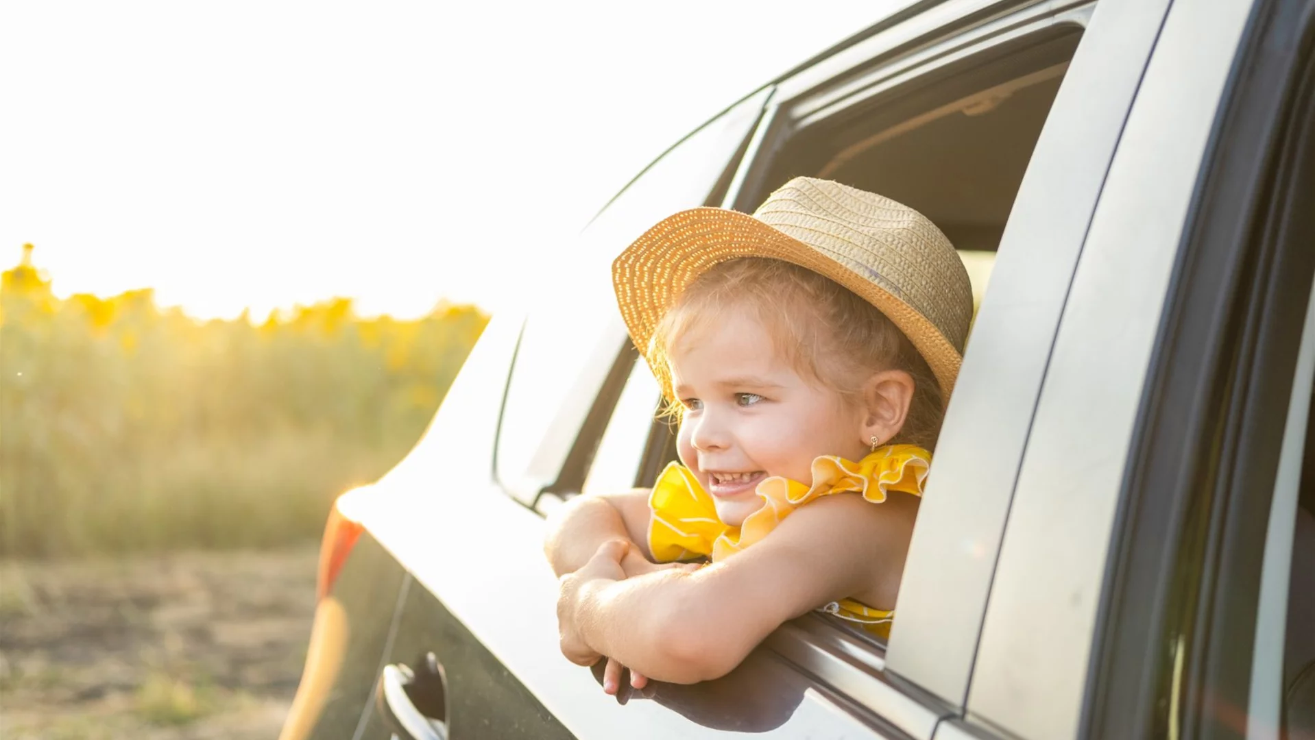 Podróż samochodem z małym dzieckiem – jak przygotować auto, klimatyzację i postoje na długiej trasie