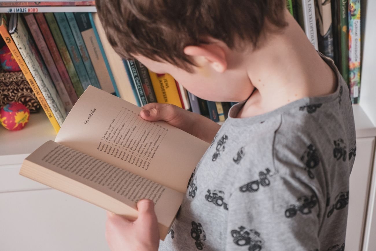 uczeń czytający lekturę szkolną