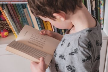 uczeń czytający lekturę szkolną