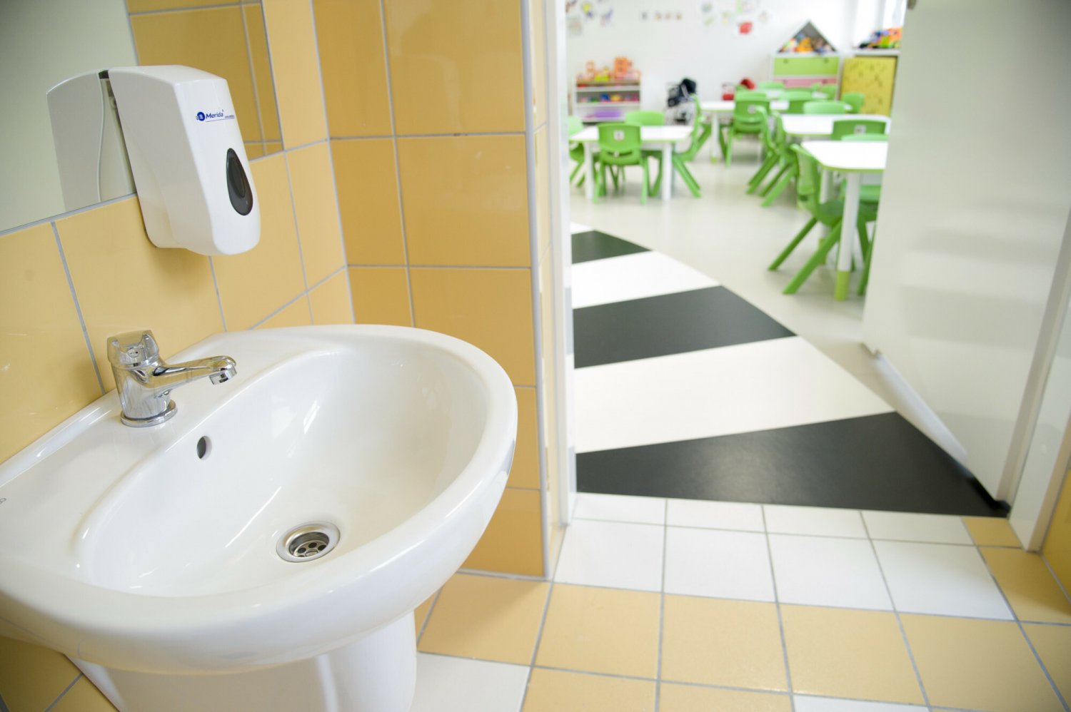 Trzeba odpieluchować dziecko przed przedszkolem? Celowo wprowadzają rodziców w błąd