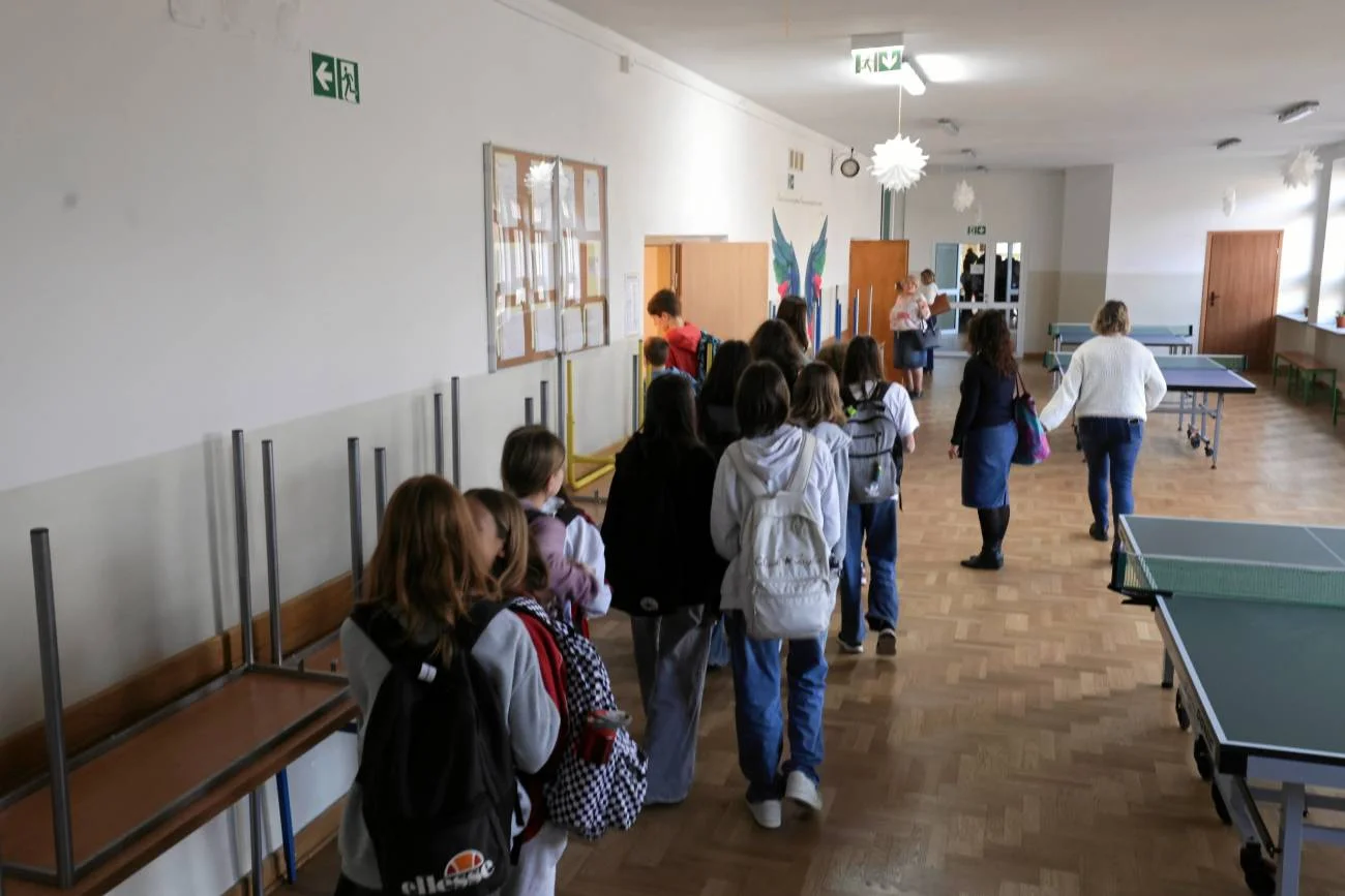 Uczniowie na szkolnym korytarzu.