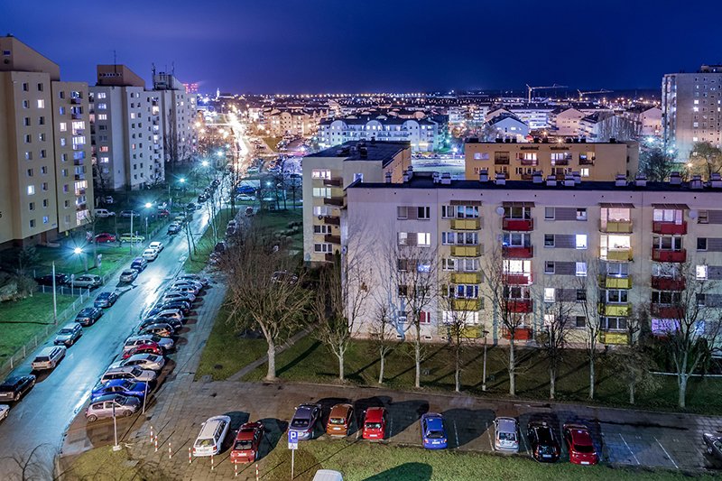 Matka zaparkowała tuż pod klatką, tłumacząc się, że niesie śpiące dziecko