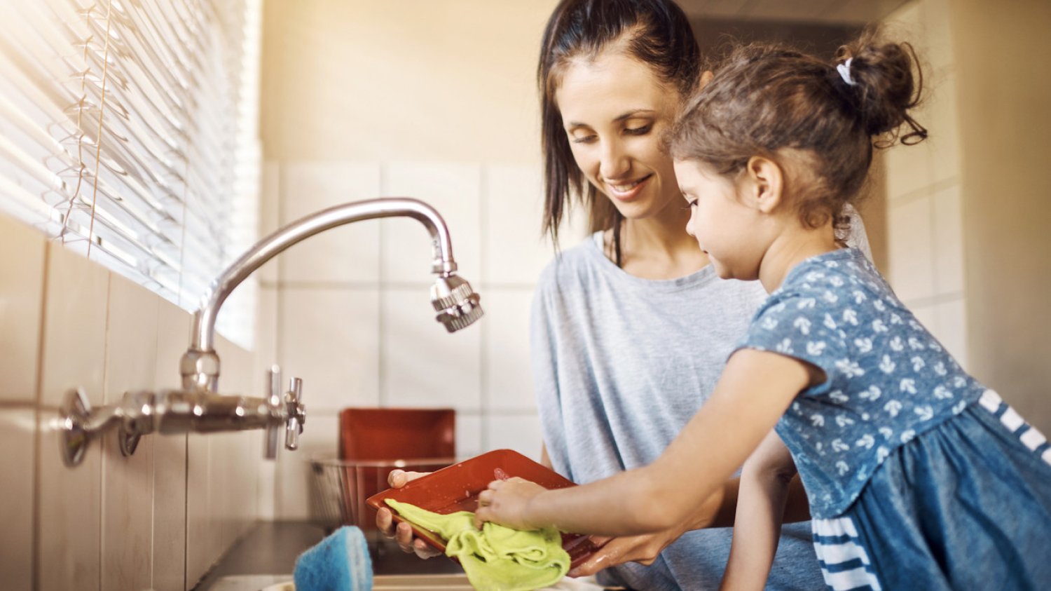 mama zmywa naczynia z córką w kuchni mama z córką w kuchni