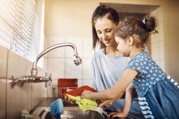 mama zmywa naczynia z córką w kuchni mama z córką w kuchni