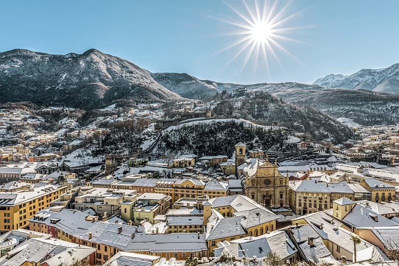 Miasto Bellinzona z zabytkowym zamkiem