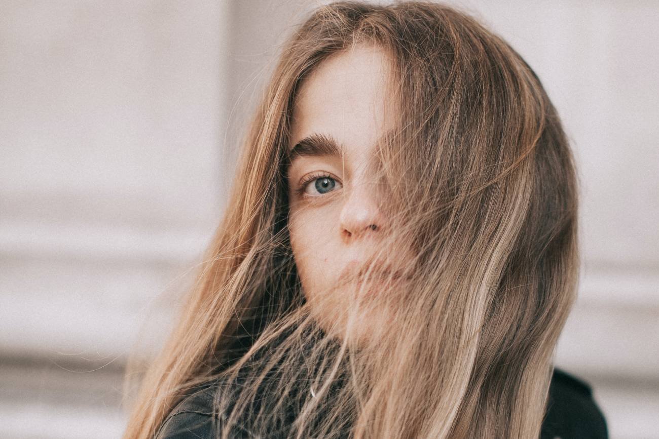 Włosy też możesz przeziębić. Objawy to suche końce i tłusta głowa