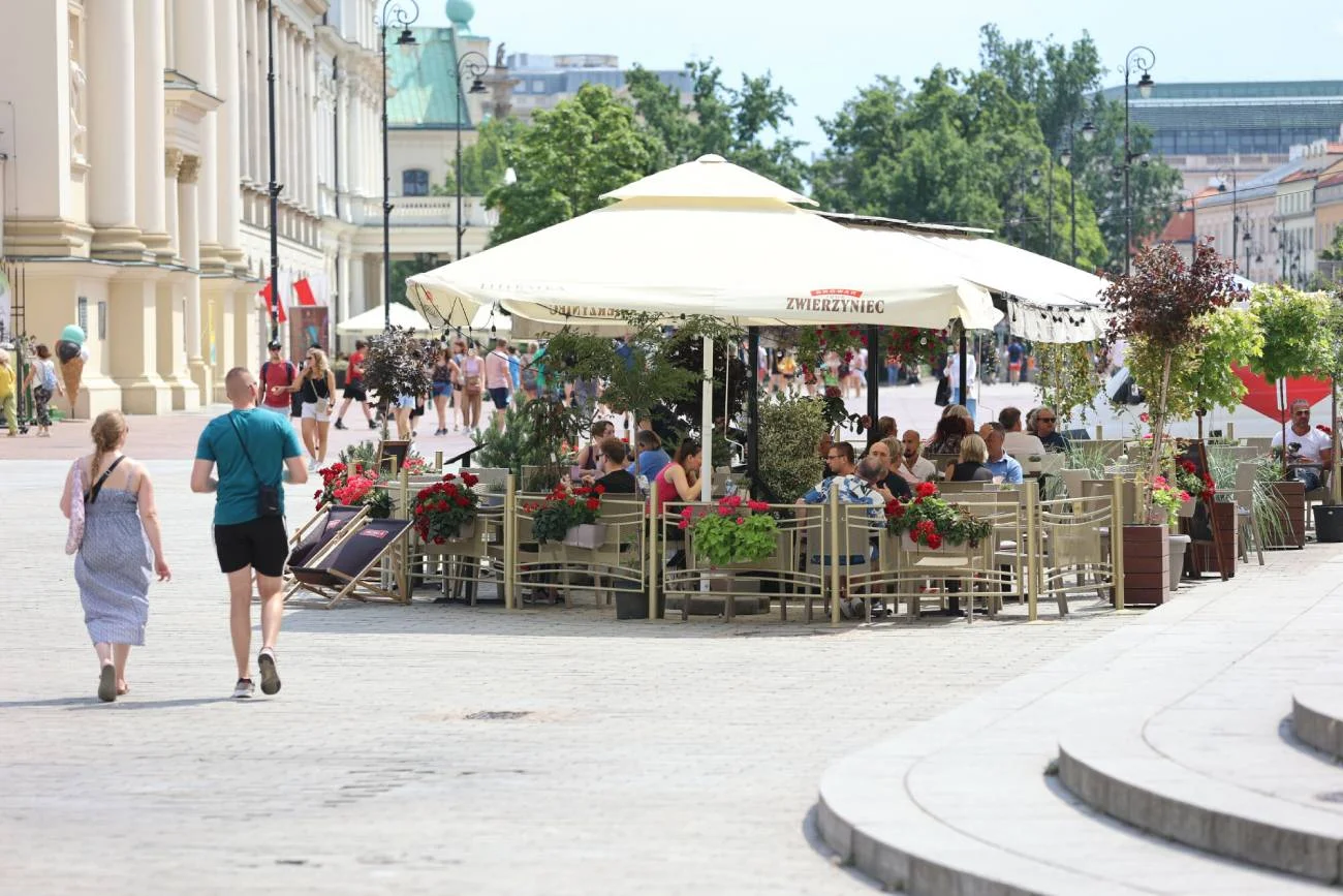 Restauracja, w której mama jadła z dziećmi posiłek.