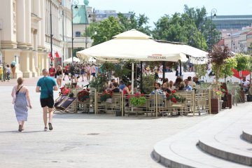Restauracja, w której mama jadła z dziećmi posiłek.