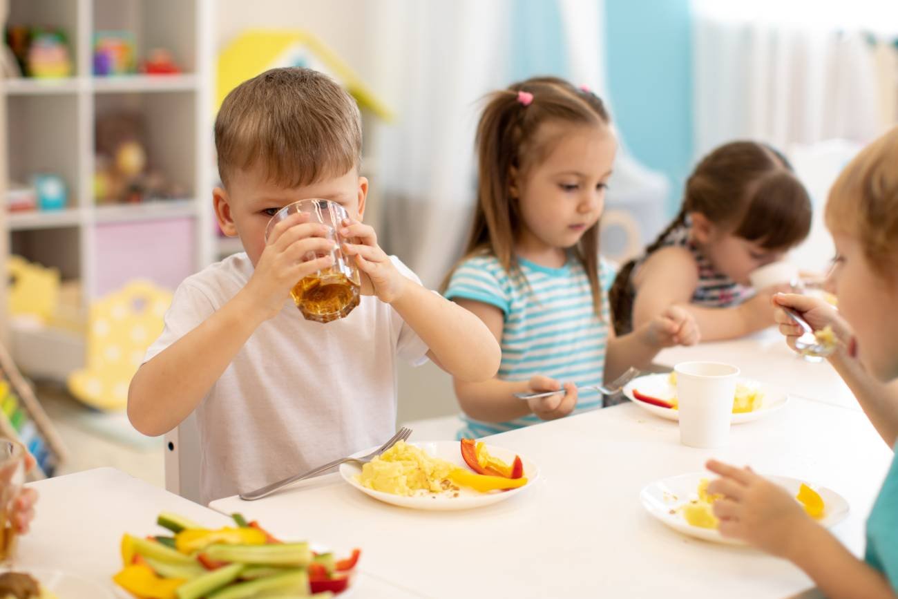 Dziecko woli przedszkolne jedzenie od domowego. Martwię się, zamiast się cieszyć