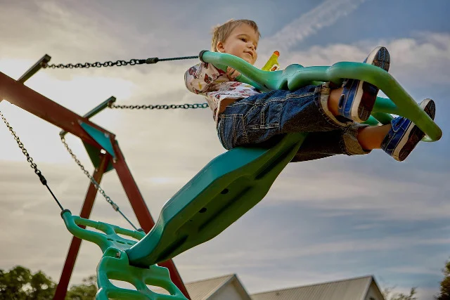 Fot. Pixabay / [url=https://pixabay.com/en/playground-swing-swinging-young-691129/]Unsplash[/url] / [url=https://pixabay.com/en/service/terms/#download_terms]CC0 Public Domain[/url]