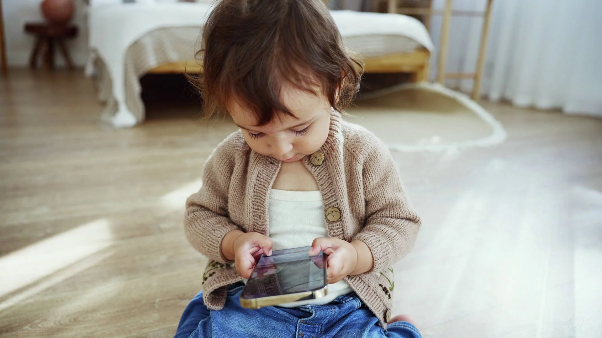 Kiedy dziecko powinno dostać telefon? Naukowcy wskazują dokładny wiek