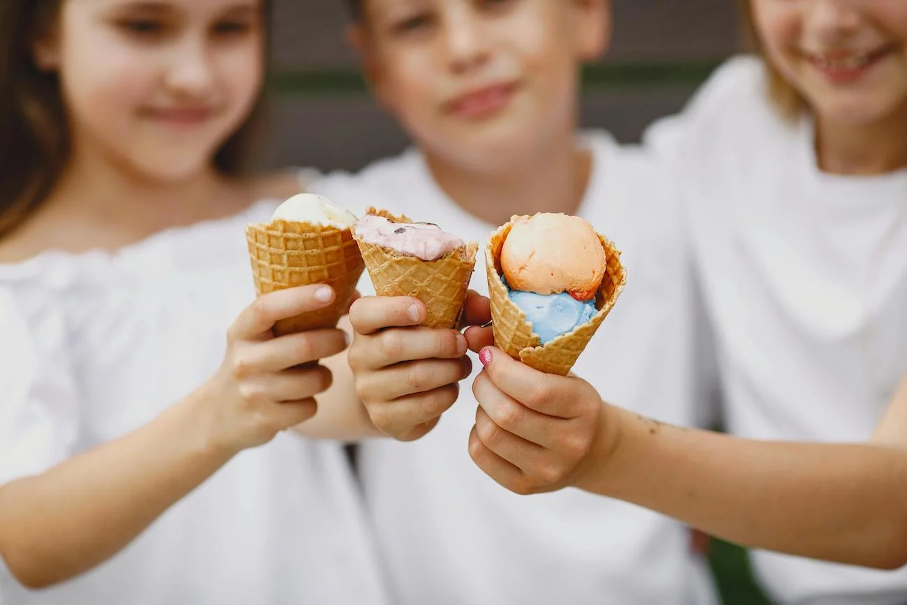 dzieci jedzące lody