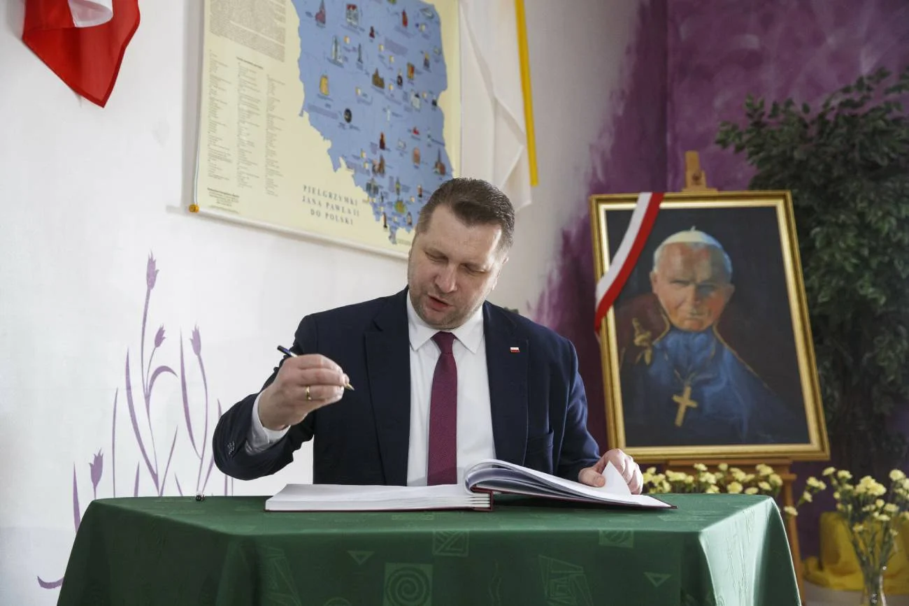 Minister edukacji Przemysław Czarnek powiedział o pracach nad odciążaniem uczniów w szkołach.
