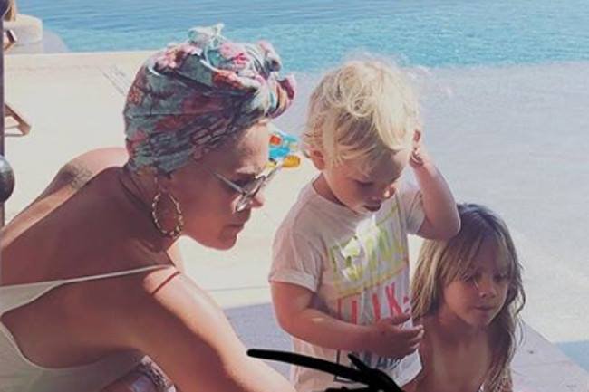 Pink została skrytykowana za naruszanie intymności swojego synka