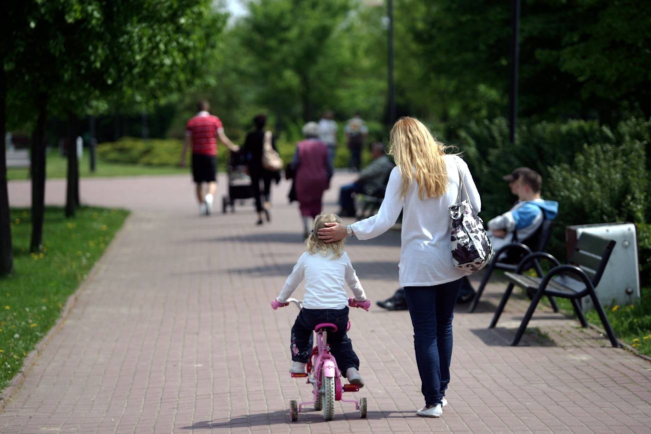 Trend z kamykowymi wężami zaskakuje dorosłych i dzieci. Jest widoczny w całej Polsce