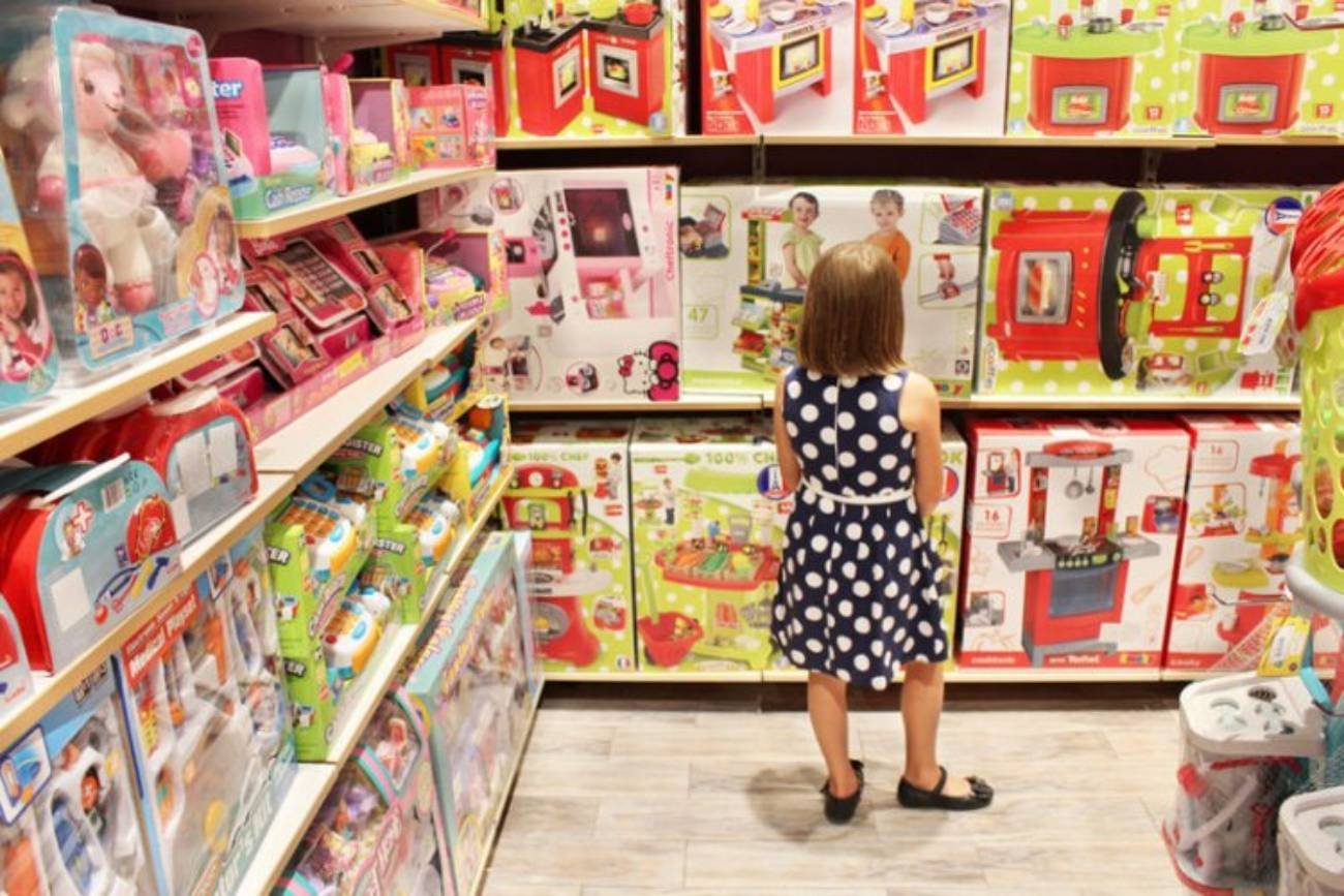 Dziewczynka w sklepie z zabawkami
