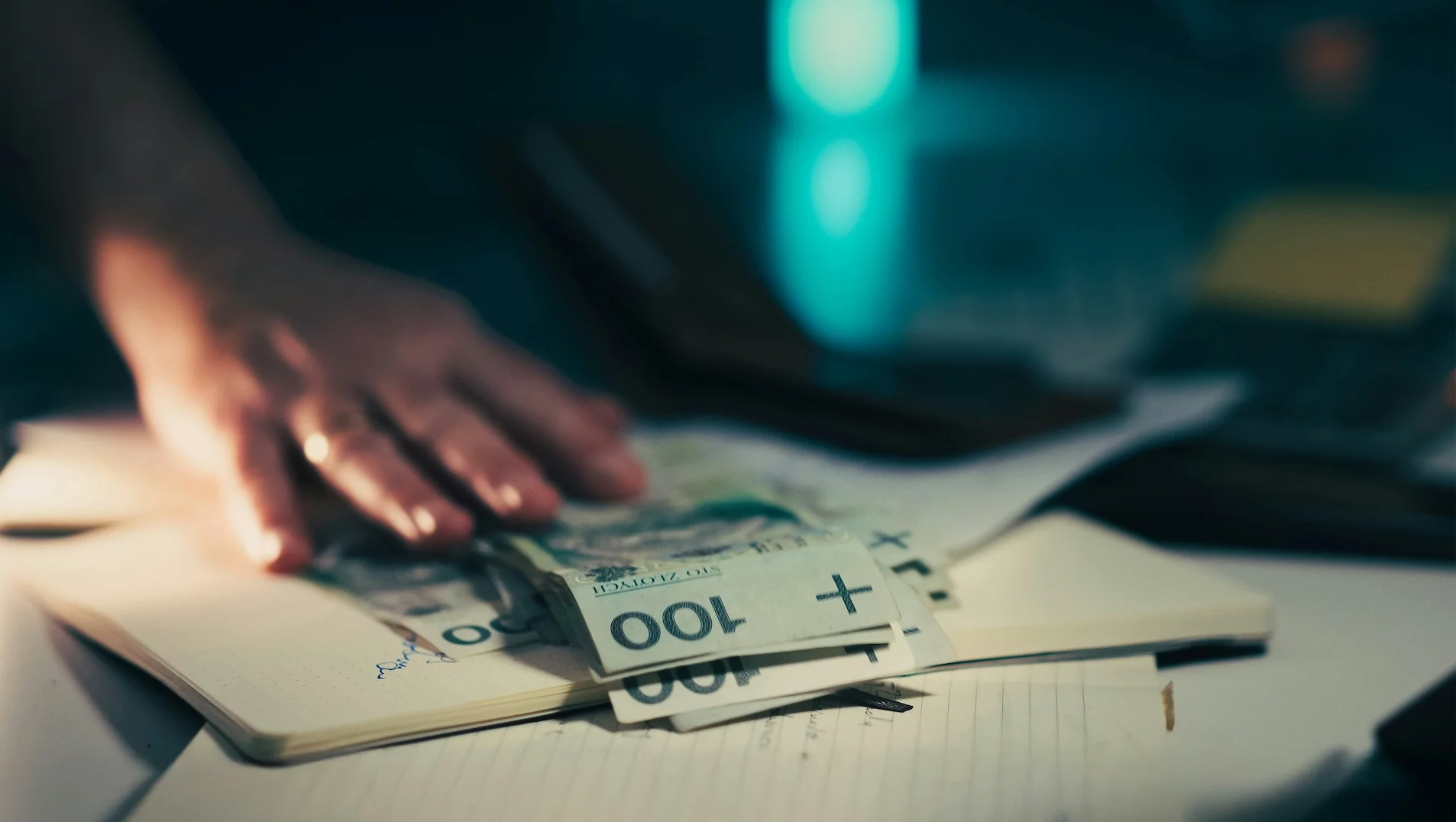 Ile powinno się dać dziecku na komunię? "To zależy kim dla niego jesteś" Na zdjęciu pieniądze w setkach