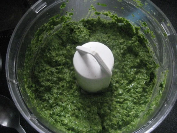 Pesto z rzodkiewki jest genialne zarówno do makaronu, jak i do kanapki.