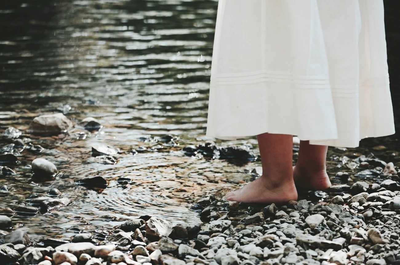 Koncepcja "barefoot" zachęca np. rodziców, by pozwalali swoim dzieciom chodzić boso tak często, jak to możliwe. Filozofia ta wskazuje szereg korzyści zdrowotnych płynących z takiego wyboru. W Polsce popularyzuje ją sklep obuwniczy Bosa Stópka.