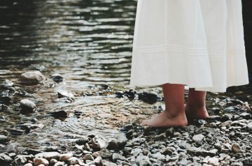 Koncepcja "barefoot" zachęca np. rodziców, by pozwalali swoim dzieciom chodzić boso tak często, jak to możliwe. Filozofia ta wskazuje szereg korzyści zdrowotnych płynących z takiego wyboru. W Polsce popularyzuje ją sklep obuwniczy Bosa Stópka.