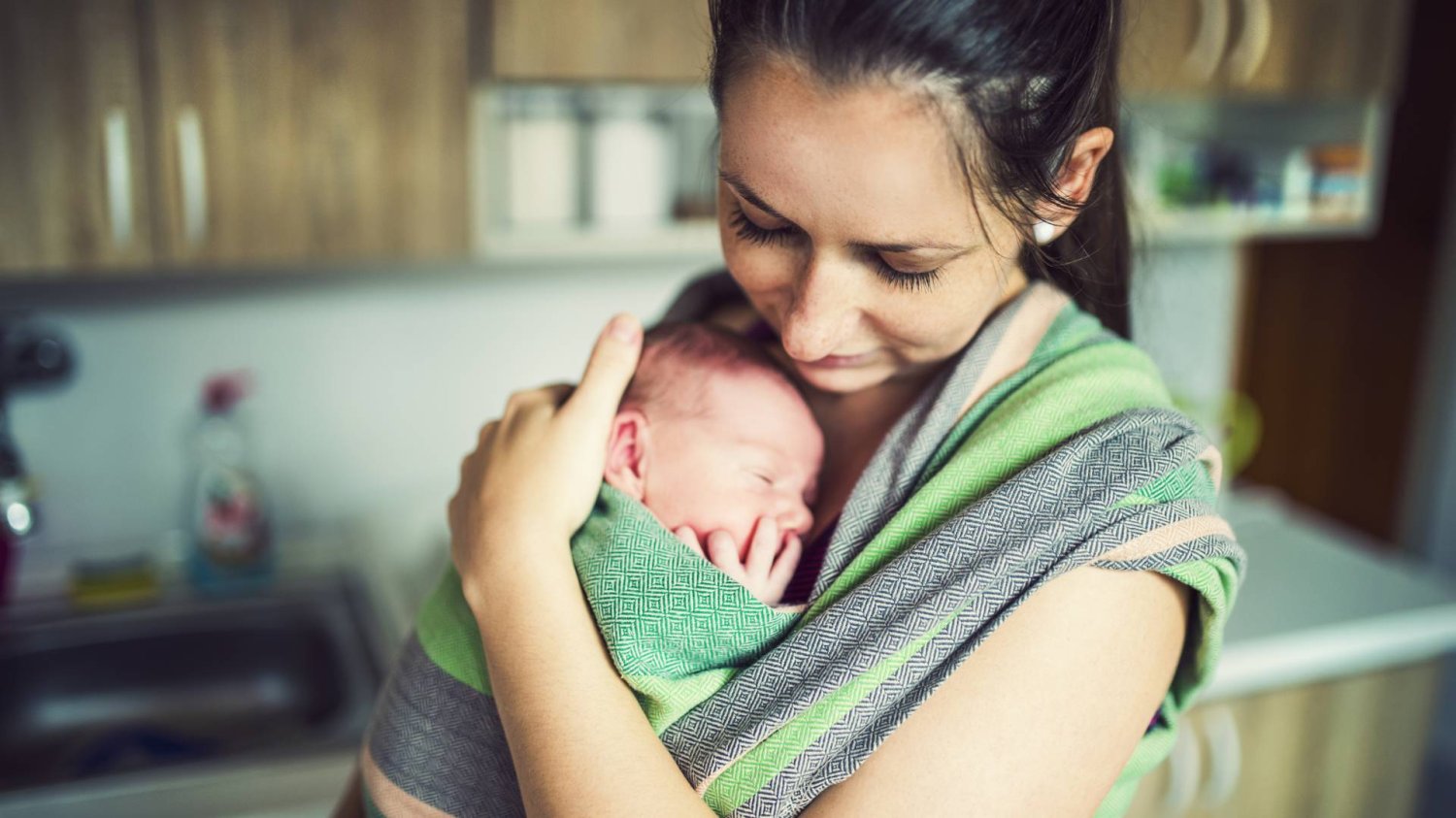 mama z noworodkiem w chuście mama z noworodkiem w chuście