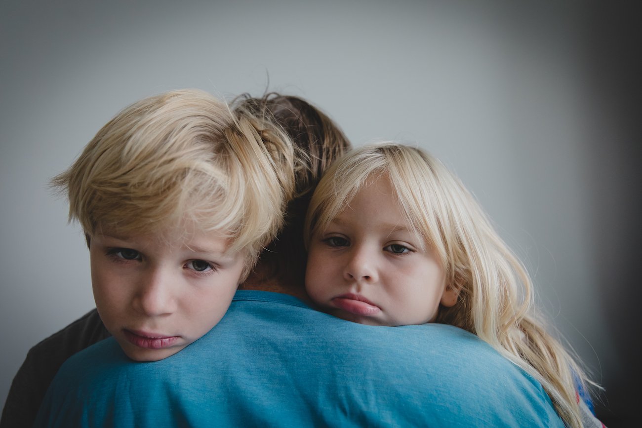 zamyślone dzieci w objęciach taty zamyślone dzieci