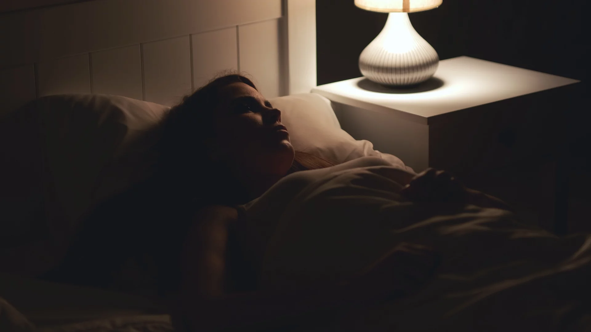 kobieta w łóżku kobieta w łóżku