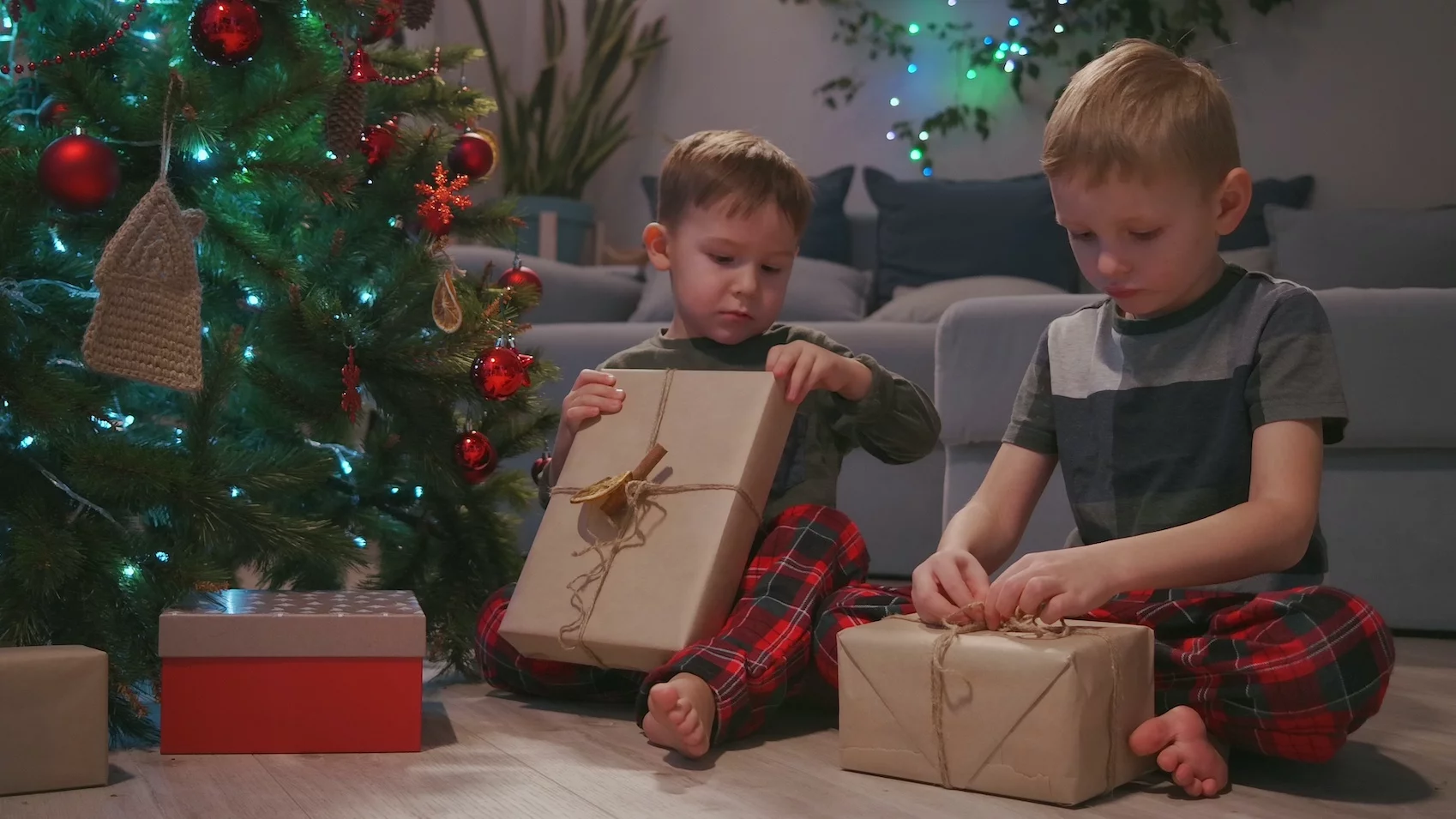Co kupić dziecku, które ma wszystko? Na zdjęciu dwójka chłopców rozpakowuje prezenty.