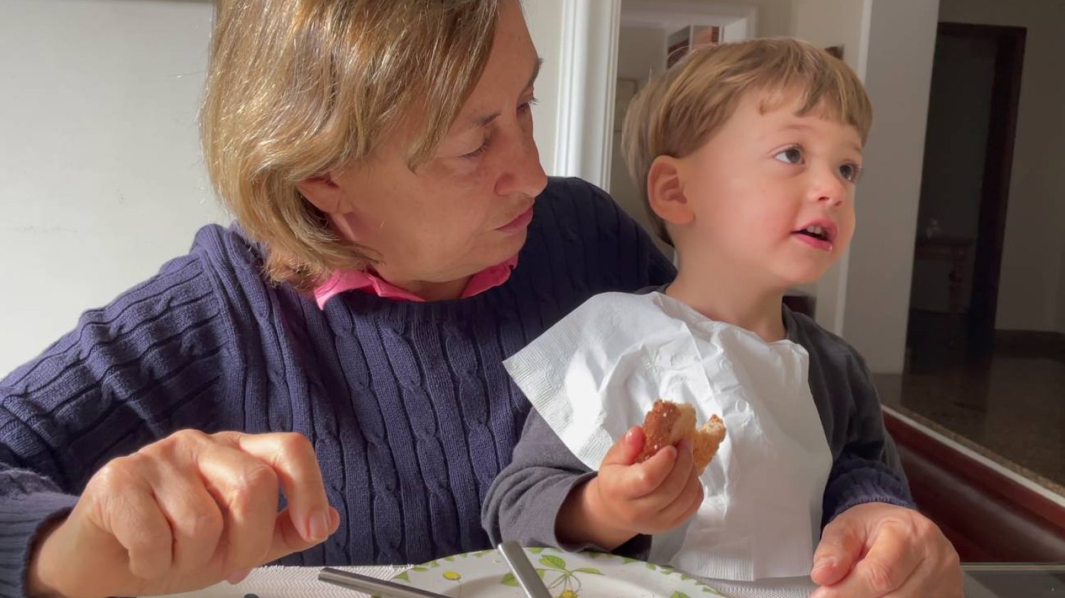 babcia z wnukiem je posiłek babcia z wnukiem je posiłek