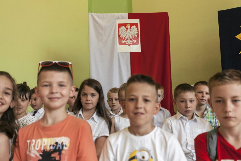 Maszty z flagą przed szkołami - Polska na TAK!