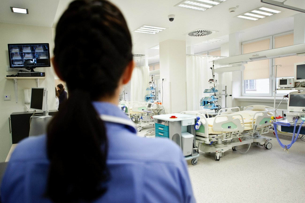 szpital, kobieta, menstruacja, okres, środki higieniczne, Różowa Skrzyneczka