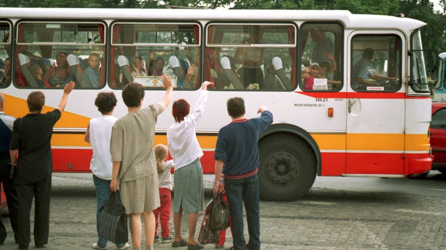 Rodzice żegnają dzieci jadące na wycieczkę.