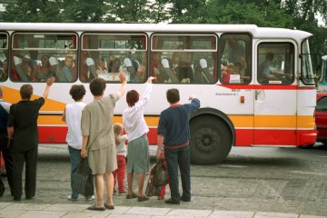 Rodzice żegnają dzieci jadące na wycieczkę.