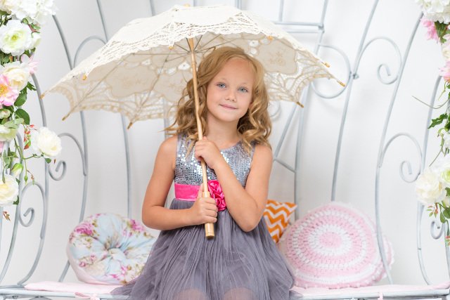 Fot. Pixabay / [url=https://pixabay.com/en/girl-umbrella-bench-sitting-young-511884/]Gilmanshin[/url] / [url=https://pixabay.com/en/service/terms/#download_terms]CC0 Public Domain[/url]