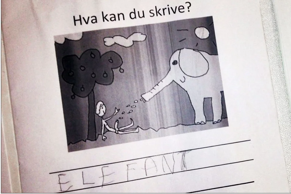 Obrazki z zadaniem domowym dzieci miały wklejone w zeszyty.