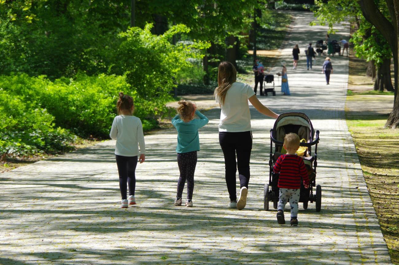 rodzina wielodzietna, spacer, świadczenie 500+, efekt 500+