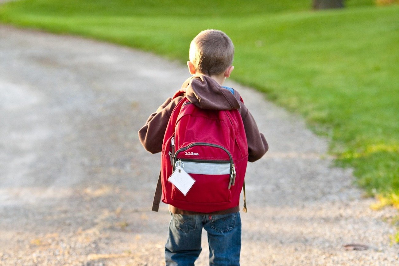 uczeń z plecakiem uczeń z plecakiem